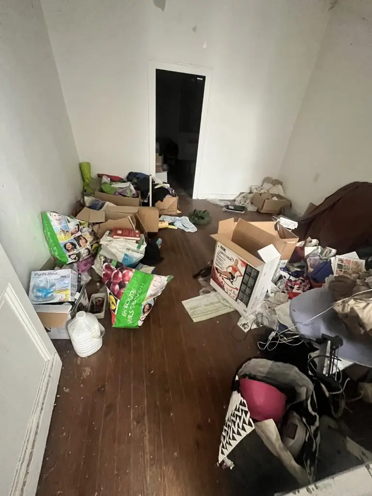 Chambre encombrée avant débarras dans une maison à Bordeaux en Gironde
